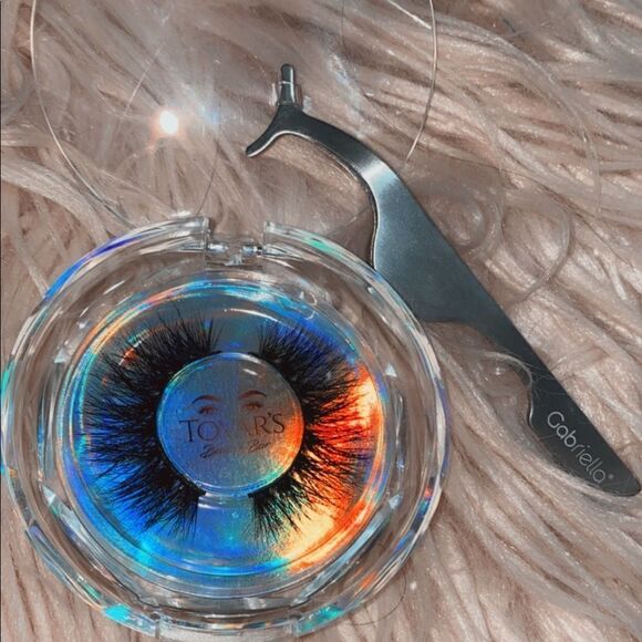 Eyelashes and applicator - Picture 1 of 2